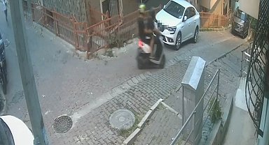 İstanbul'da film gibi olay kamerada: Kapkaççılar çıkmaz sokağa girince şoke oldu