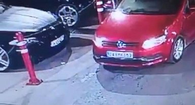 İstanbul'da lüks otomobili çalma girişimi kamerada: 10 saniyede vazgeçip kaçtılar