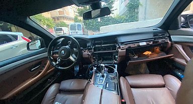 İstanbul'da oto teyp hırsızlığı kamerada: Camını kırarak araca girdiler