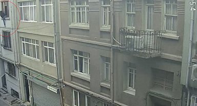 İstanbul'da "örümcek adam" gibi hırsız kameraya yansıdı: Ev sahibiyle karşılaşınca kaçtı