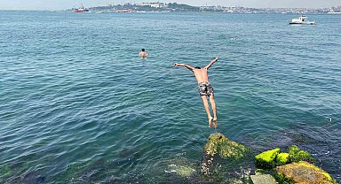İstanbul'da termometreler 34 dereceyi gördü, vatandaşlar Üsküdar'da denize girdi