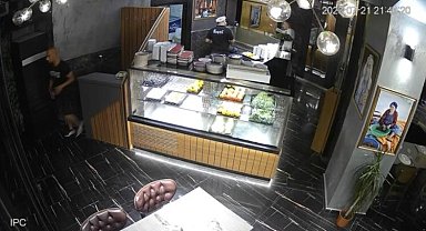 İstanbul'da tezgahtan telefon hırsızlıkları kamerada: Saniyeler içinde telefonları çaldılar