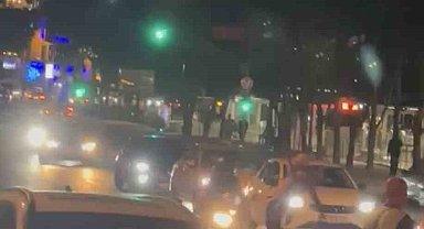İstanbul'da trafikte tehlikeli anlar kamerada: Dans ederek araçların önüne atladılar