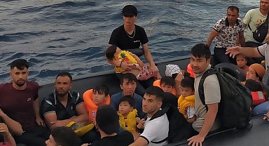 İzmir'de 54 düzensiz göçmen ve 1 göçmen kaçakçısı yakalandı