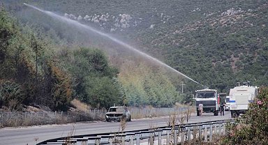 İzmir'de araçtaki alevlerin ormana sıçraması ile çıkan yangına müdahale sürüyor