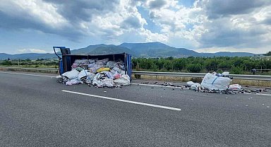 İzmir'de hurda yüklü kamyonet devrildi: 2 yaralı