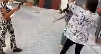 İzmir'de kızlar saç saça baş başa kavga etti, o anlar kameraya yansıdı