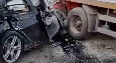 İzmir'de otomobil tırın dorsesine ok gibi saplandı: 1 ölü