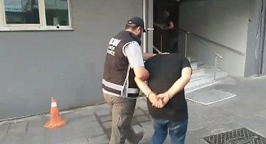 İzmir'de ruhsatsız silah deposuna baskın