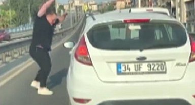İzmir'de trafikte korku dolu anlar: Yol kesip kadın sürücünün aynasını kırdı