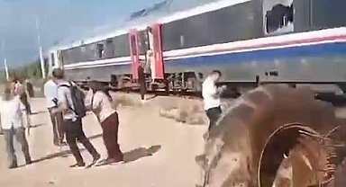 İzmir'de traktör ile tren çarpıştı: 1'i ağır 4 yaralı
