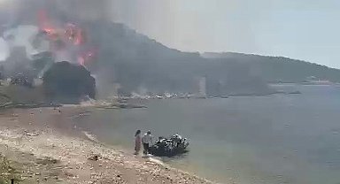 İzmir'deki orman yangınında vatandaşlar denizden tahliye ediliyor