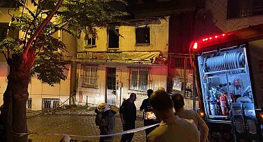 Kağıthane'de 2 katlı metruk bina alev alev yandı