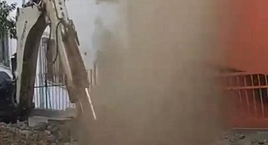 Kağıthane'de patlayan su borusu kamerada: Fışkıran su binaların boyunu aştı