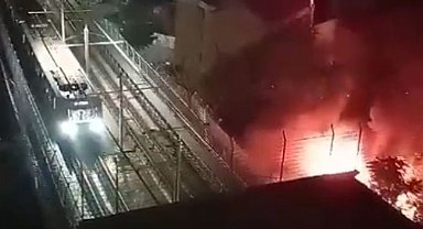 Kağıthane'de yeşillik alanda yangın: Metro seferleri yangına rağmen devam etti