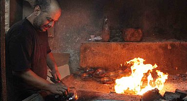 Kalaycı kardeşler, 80 derece sıcaklıkta dede mirası mesleklerine sahip çıkıyor