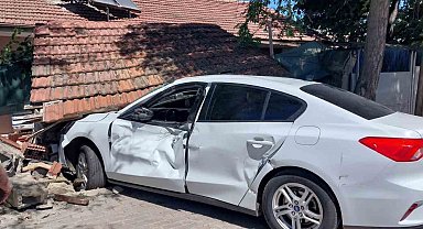 Kamyonla çarpışan otomobil bahçeye girdi