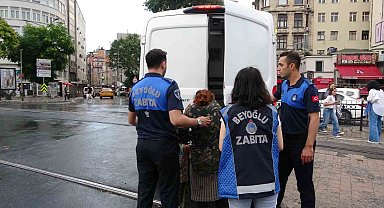 Karaköy'de çöpten yemek yeme numarasıyla dilencilik yapan kadınlar yakalandı
