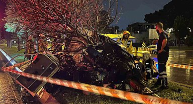 Kartal'da ağaca çarpan araç ikiye bölündü: 1 ölü, 1 yaralı