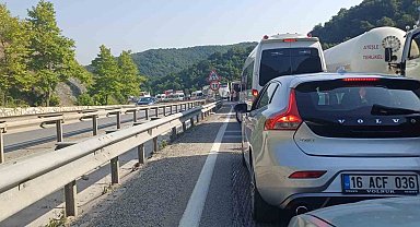 Kaza sebebiyle yol kapandı, sınava adaylar yürüyerek gitti
