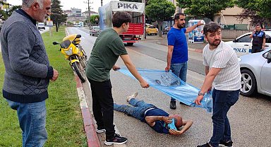 Kazada yaralanan PTT memurunu yağıştan çöp poşetiyle korudular