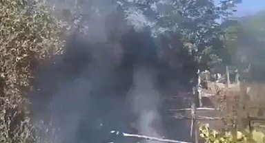 Kırık cam şişeleri otluk alanı tutuşturdu