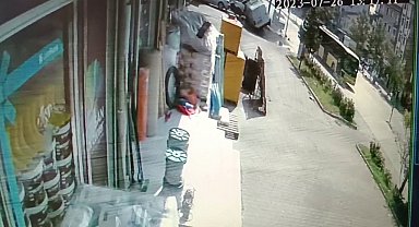 Kırmızı ışıkta geçen İETT otobüsünün çarptığı kamyonet devrildi