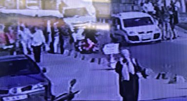 Kırmızı ışıkta yolun karşısına geçen yayaya motosiklet çarptı: O anlar kamerada