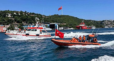 Kıyı Emniyeti şehitler ve gaziler için İstanbul Boğazı'nda gösteri yaptı