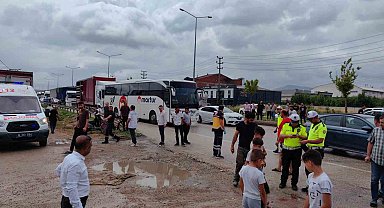 Kontrolden çıkan tır 2 otomobile çarptı