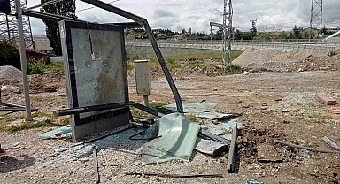 Kontrolden çıkan yolcu otobüsü durağa daldı: 4 yaralı