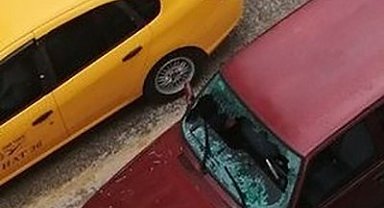 Köpeklerden kaçan çocuk arabanın altında ezilmekten son anda kurtuldu
