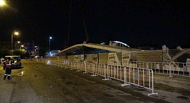 Köprüde yerine yerleştirilmek için kaldırılan köprünün tablası ortadan kırıldı