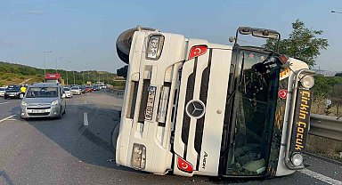 Kuzey Marmara Otoyolu'nda kamyon devrildi: 1 yaralı