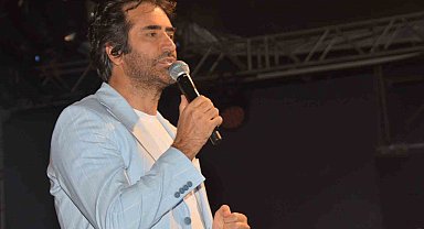 Mahsun Kırmızıgül yeni şarkısını ilk kez Çeşme'de söyledi