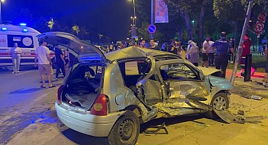 Maltepe'de aşırı hız yaptı, İSPARK'tan çıkan araca çarptı: 5 yaralı
