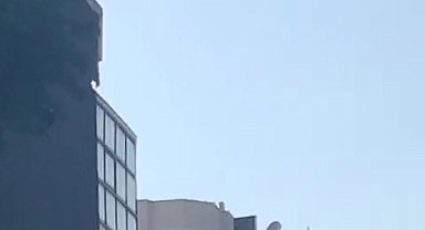 Metrelerce yükseklikten atladı, şans eseri brandanın üstüne düştü