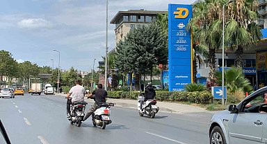 Motosiklet arıza yapınca yanındaki ayağıyla itti: O anlar kamerada