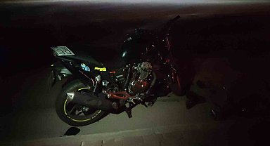 Motosiklet traktöre çarptı: 1 yaralı