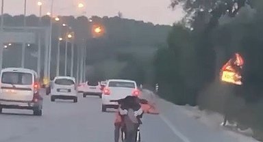 Motosikleti yatarak kullanan sürücü kameraya yakalandı
