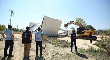 Nilüfer'de iki kaçak yapı daha yıkıldı