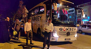 Otobüs şoförü kazada yaralanan yalnız hostesi bırakmadı