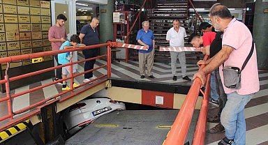 Otomobil, asansörlü otoparka sıkıştı