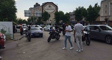 Otomobille seyir halindeyken arkadaşını boğazından bıçaklayarak öldürdü