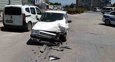 Otomobillerin kafa kafaya çarpıştığı kaza kamerada