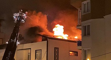 Pendik'te iki katlı binanın çatı katı alev alev yandı