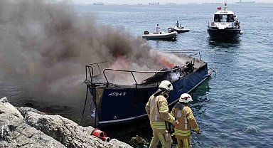 Pendik'te tekne alev topuna döndü