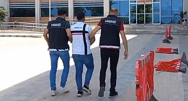 Polisi görünce uyuşturucuları atan torbacı yakalandı