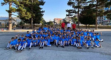 Pursaklar Belediyesi, çocuklara spor malzemesi hediye etti