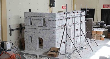Riskli binalar, DEÜ'nün yapı malzemesi laboratuvarında tespit ediliyor